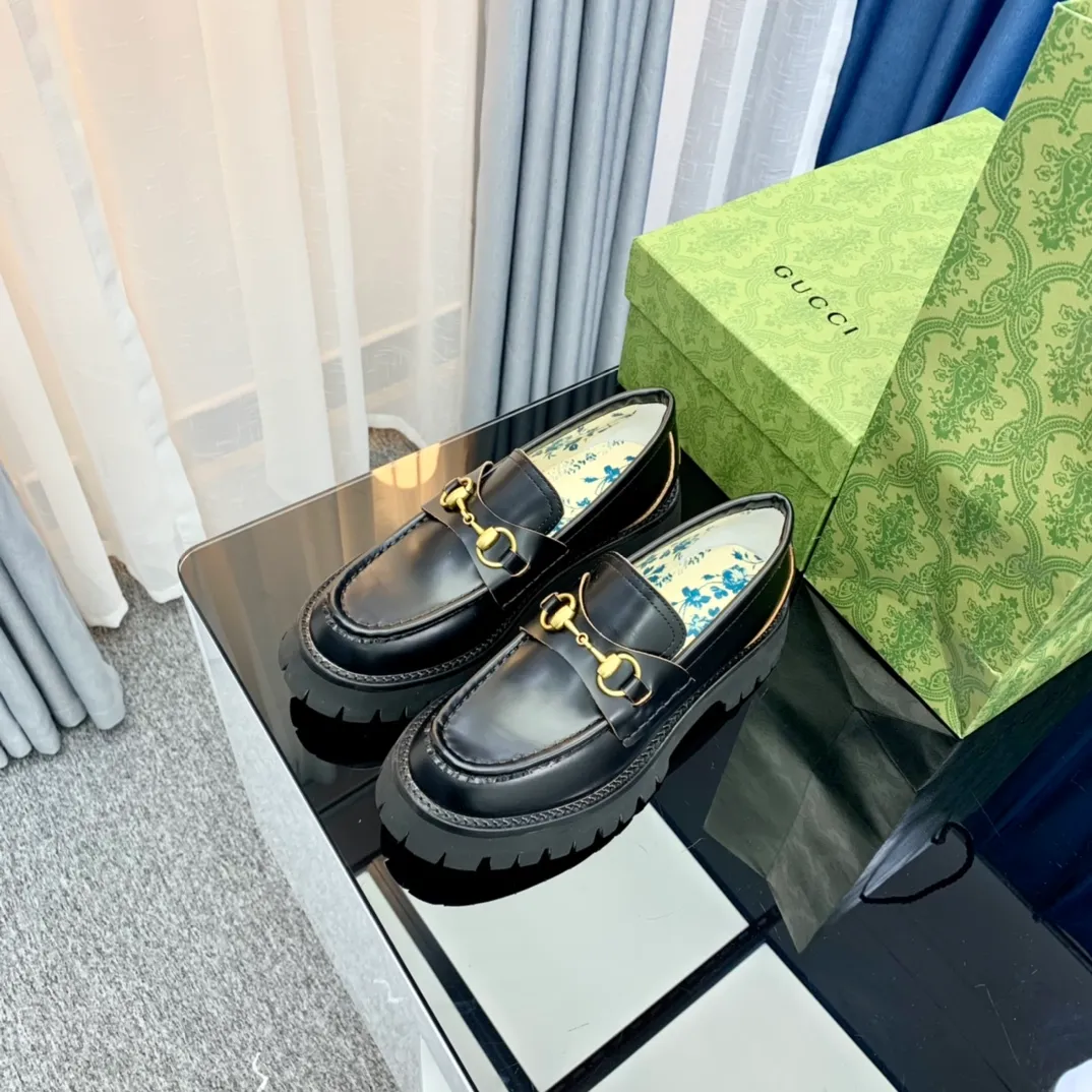 👟👟Ex-factory price 480👟👟 Gucci loafer version, original development, 1:1 replica, welcome to compare with the original version. (Original coding process) Size: 35-40 (34/41 customized) Fabric: Cowhide open edge beads Inner: Original printed water-dyed sheep lining (never fade) Outsole: Original combination outsole, genuine leather edge strips Packaging: Full counter packaging (+ handbag)